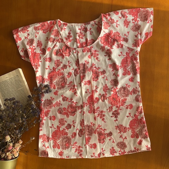 Floral rose pattern crepe box pleat top - Picture 2 of 4